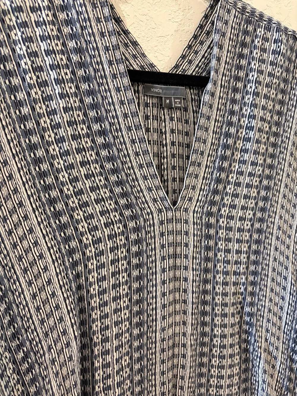 Vince Printed Dolman V-Neck Blouse 100% silk - Picture 2 of 6